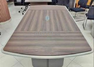 طاولة اجتماع عصرية