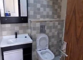 Maison, cuisine, douche et salon meublés à louer