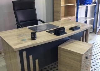 مكتب MDF أنيق بتصميم راقي وجذاب