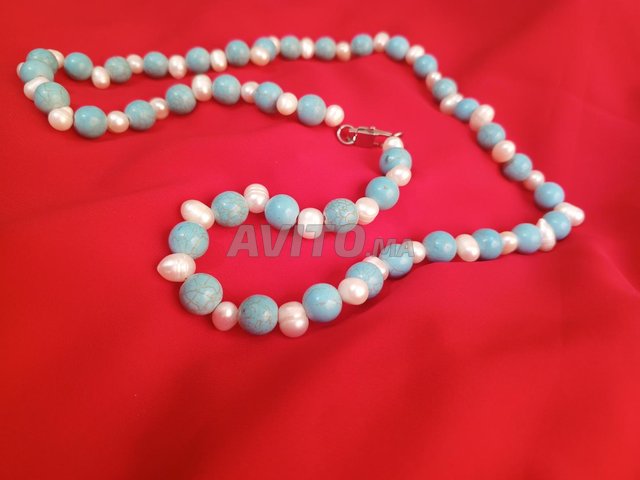 عقد من الجوهر والفيروز