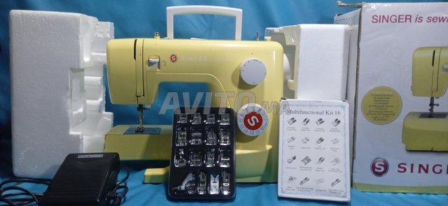 ماكينة خياطة سنجر مع ملحقات
