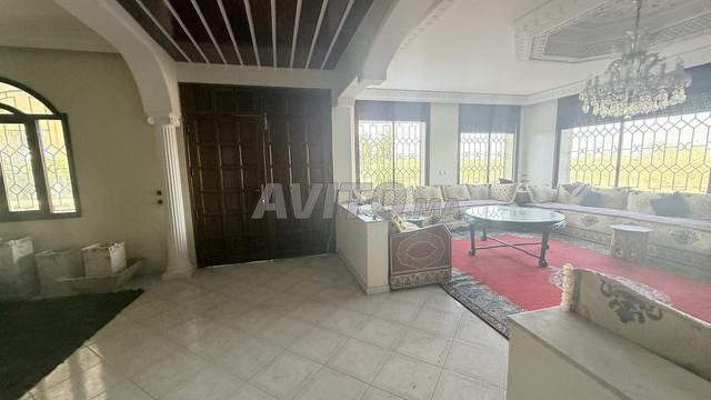 مزرعة-فيلا 500 متر مربع مع مسبح على بعد 9 كم من بن سليمان