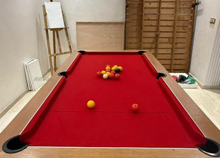 طاولة بلياردو فاخرة