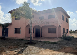 9 ha titré avec villa et hangar à Benslimane