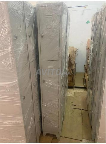 خزانة ملابس معدنية وخزانة