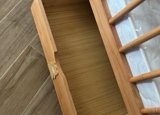 سرير أطفال جديد مع مرتبة جديدة