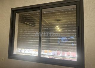 نافذة ألومنيوم مع ستارة ومحرك