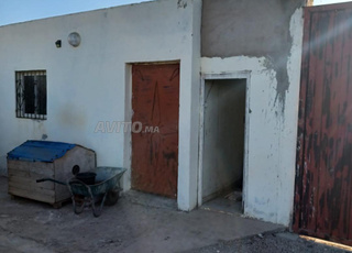 مزرعة بها منزل وبئر جاهزة للاستعمال