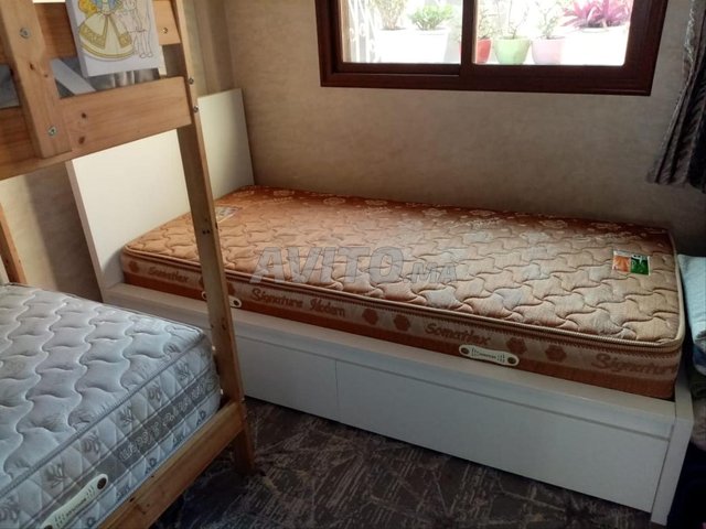 Un lit avec 2 tiroirs sans matelas qualité Ikea