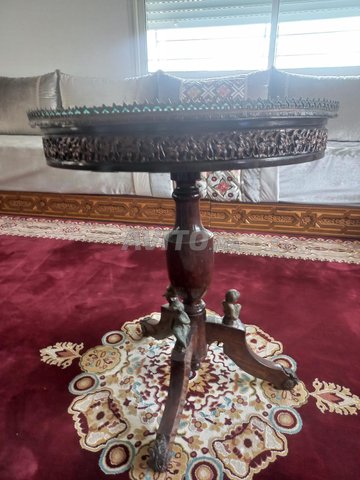 table chic en bois et bronze