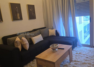 صالون قابل للتحويل بالإضافة إلى طاولة قهوة مع تخزين