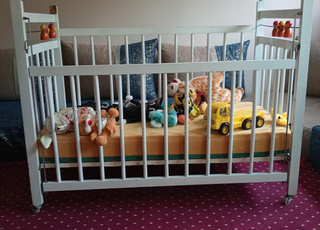 سرير أطفال للبيع بحالة جيدة