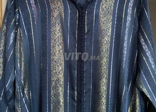 قفطان مغربي مزين باللون الذهبي