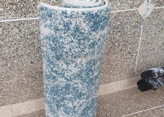 Tapis moderne bleu et blanc, en très bon état.