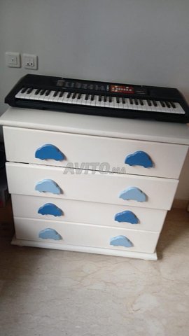 خزانة زجاجية كبيرة و 2 طاولات وخزانة ملابس للأطفال