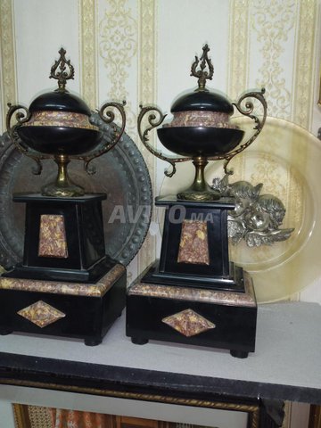 زوج من الحليات من الرخام والبرونز المذهب