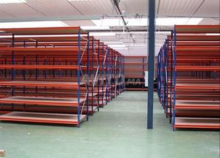 أرفف معدنية متوسطة الثقل