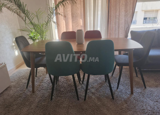 salle à manger en bois avec 6 chaises