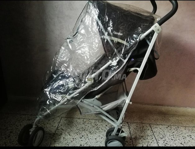 عربة أطفال مع غطاء للمطر