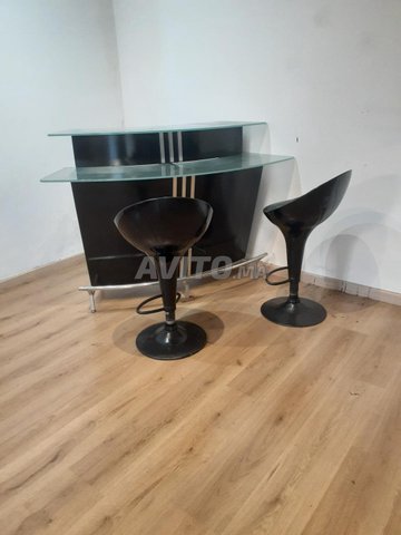 بيع بار مع مقعدين بحالة جيدة