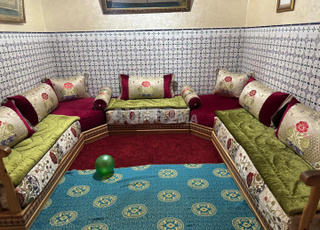 صالون للبيع