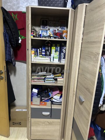 Lit sans matelas, placard avec armoire et un bureau