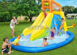 مركز ألعاب مائية كبير مع منزلق