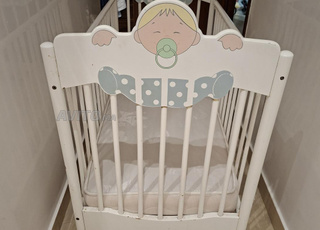 سرير أطفال مع فراش