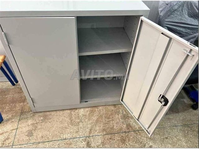 خزانة معدنية بأبواب مفصلية تصميم عملي