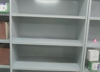 Travée de rayonnage avec fond et parois pris usine