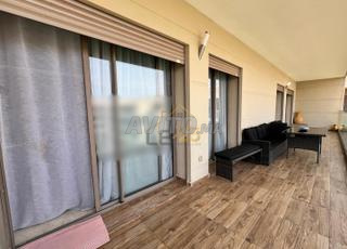 شقة فاخرة مع مسبح للبيع