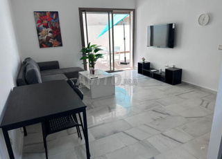 studio spacieux avec grande terrasse propre