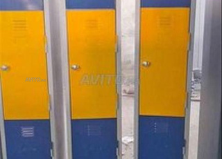 Des vestiaires métalliques avec portes
