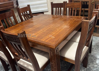 Salle à manger en bois massif et 8 chaises
