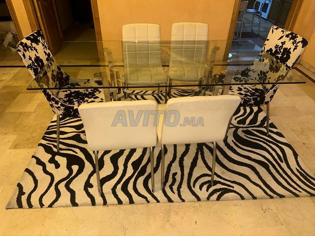 غرفة طعام مع سجادة