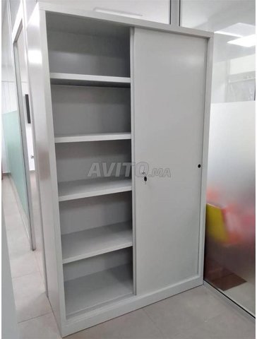 خزانة معدنية عالية ببابين متأرجحين