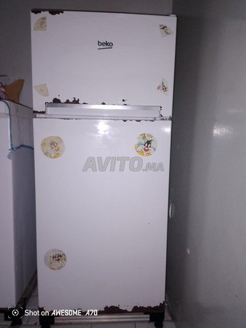 ثلاجة بيضاء