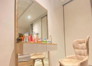 miroir décoratif d'entrée avec meuble