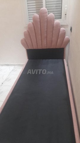 lit tapissier une place tissu bouclette rose