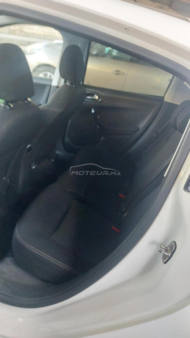 peugeot 208 trés bon état .