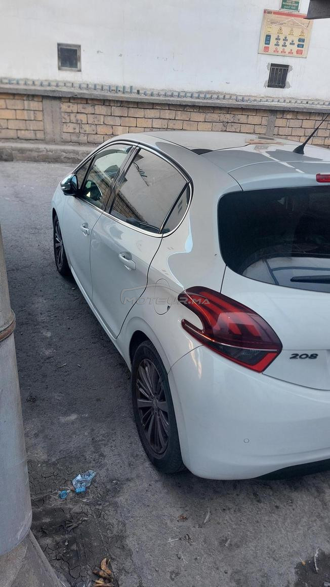peugeot 208 trés bon état .
