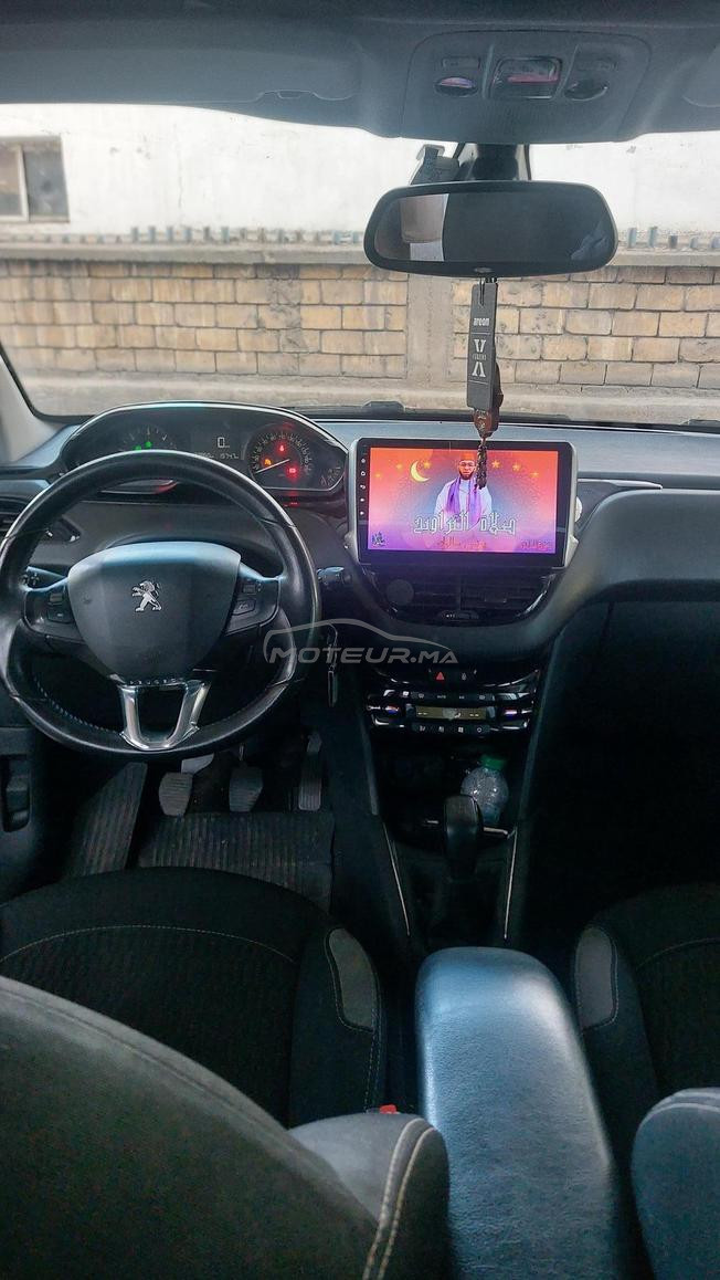 peugeot 208 trés bon état .