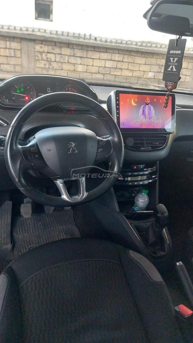 peugeot 208 trés bon état .
