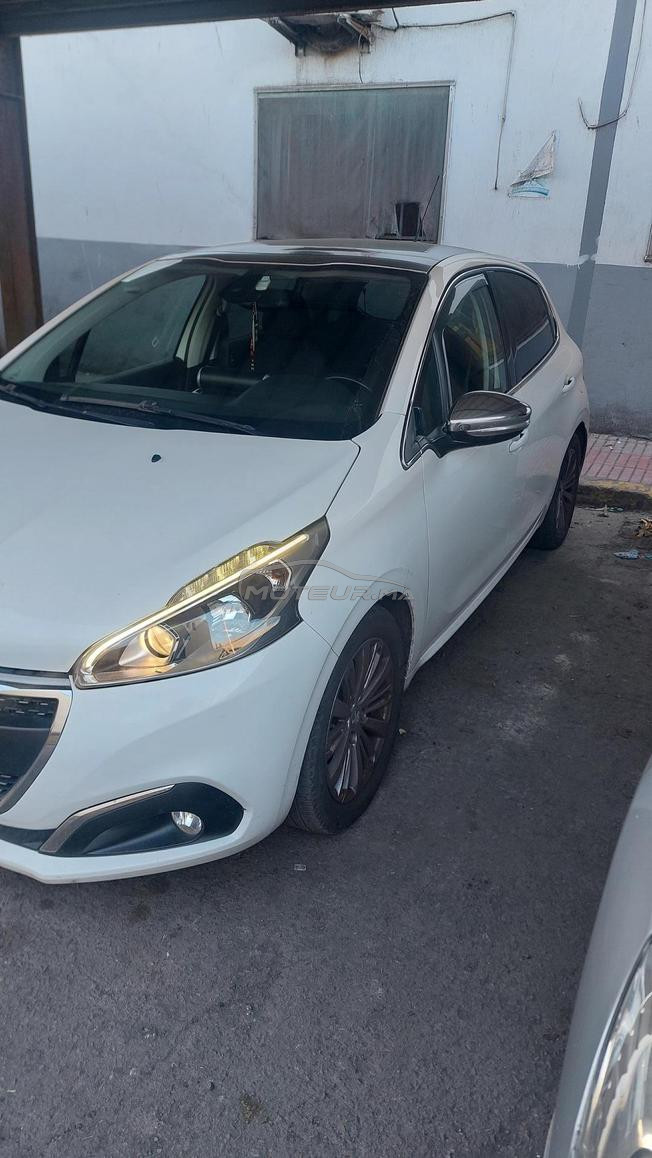 peugeot 208 trés bon état .