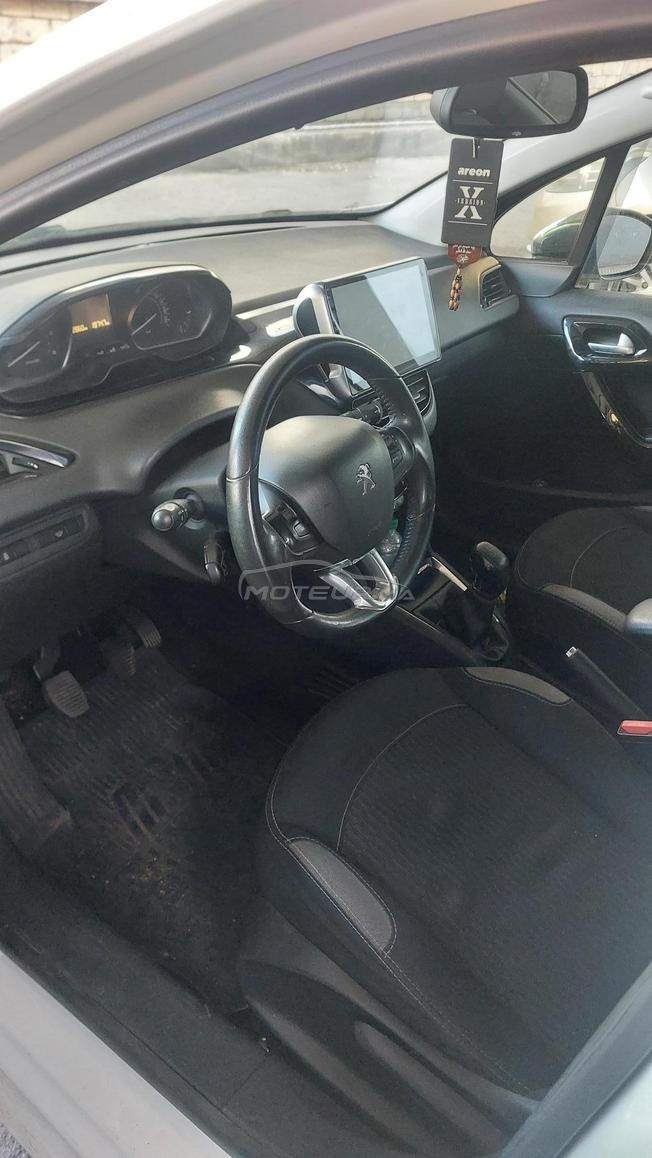peugeot 208 trés bon état .