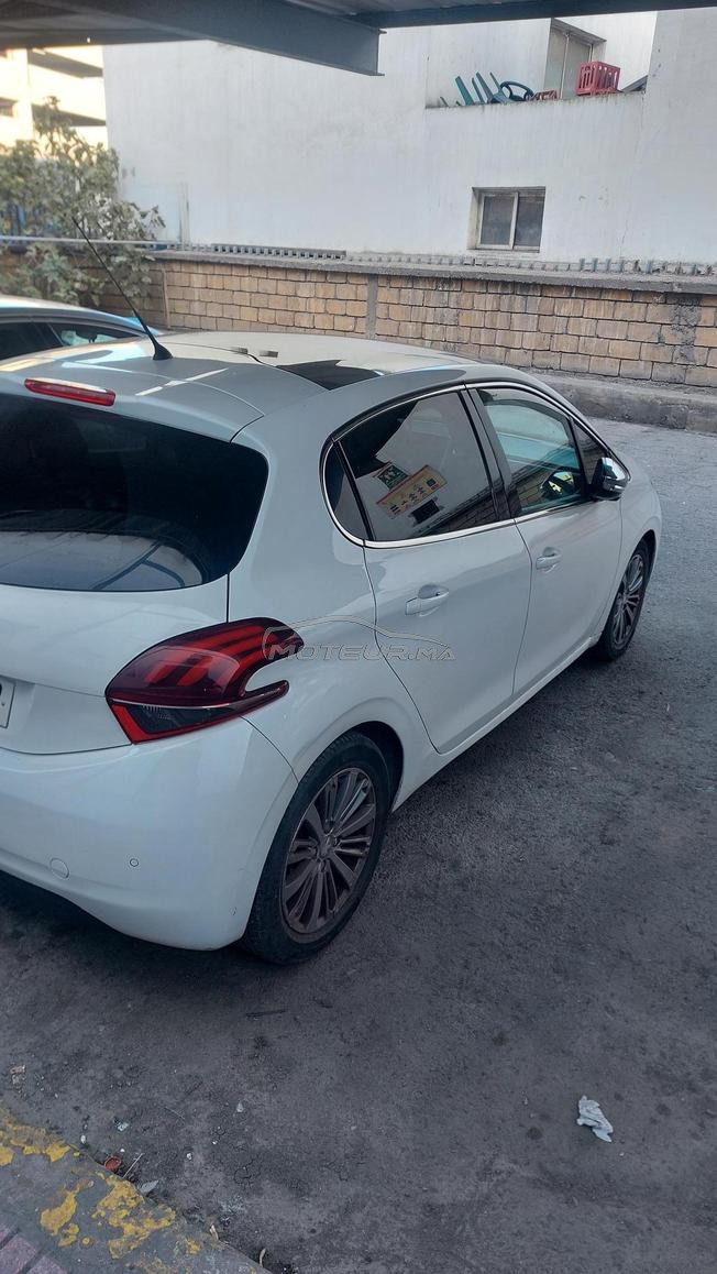 peugeot 208 trés bon état .