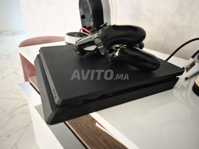 بلاي ستيشن 4 سليم مع 2 وحدات تحكم أصلية.