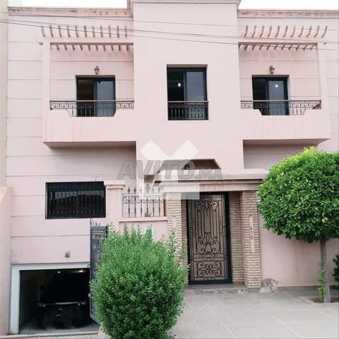 47438-بيع فيلا في مراكش تاركة بمساحة 240 متر مربع