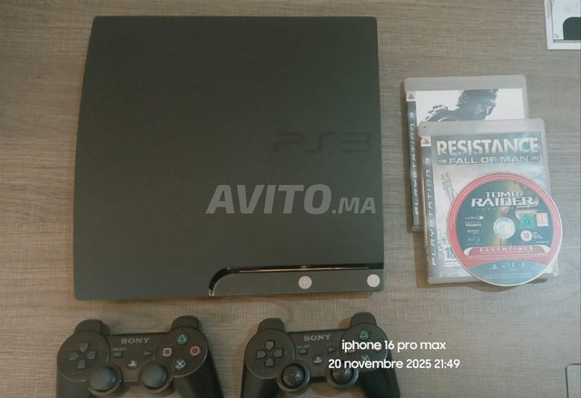 جهاز PS3 slim مع 3 ألعاب CD واثنين من وحدات التحكم 🎮