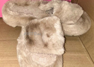 Sandale beige et noire élégante, confortable et pratique pour tous les jours